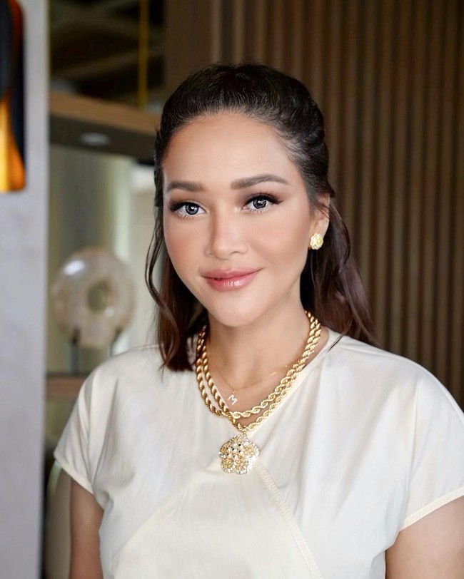 Maia Estianty baru-baru ini memperlihatkan perubahan wajahnya. Dia melakukan sejumlah perawatan kecantikan yakni Ultherapy, laser sampai botox. Rangkaian perawatan kecantikan yang dilakukan musisi 46 tahun tersebut memberikan efek wajah tirus, kencang dan awet muda. Foto: dok. Instagram @maiaestiantyreal