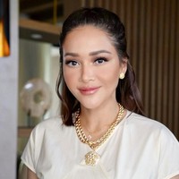 Maia Estianty baru-baru ini memperlihatkan perubahan wajahnya. Dia melakukan sejumlah perawatan kecantikan yakni Ultherapy, laser sampai botox. Rangkaian perawatan kecantikan yang dilakukan musisi 46 tahun tersebut memberikan efek wajah tirus, kencang dan awet muda. Foto: dok. Instagram @maiaestiantyreal