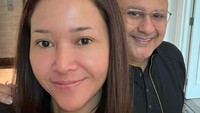 Ibu tiga anak itu tak pernah malu memperlihatkan wajah aslinya. (Foto: dok. Instagram @maiaestiantyreal) 
