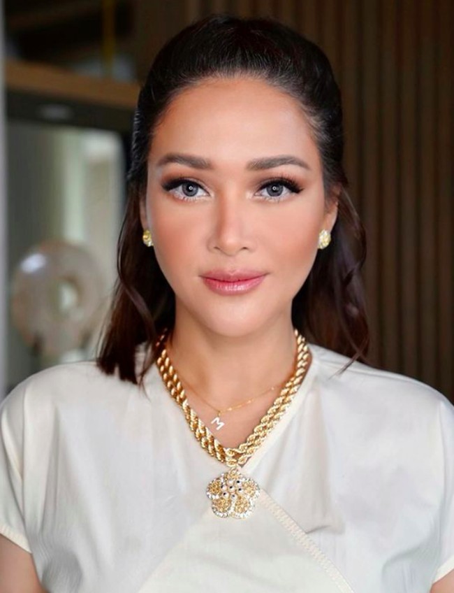 Dalam unggahan terbaru Maia pun memperlihatkan perubahan wajahnya yang menjadi sorotan netizen. Warganet menyebut wajah Maia manglingi dan terlihat lebih muda. Foto: dok. Instagram/@maiaestiantyreal