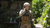 Mariia sedang menerima telepon di sela-sela perjuangan mempertahankan wilayah Donetsk dari serangan Rusia.