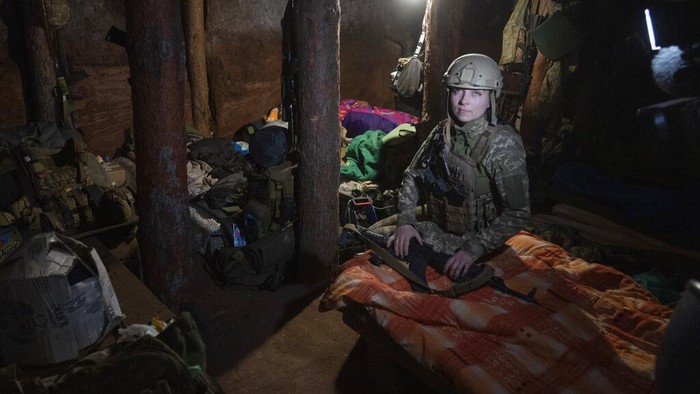 Mariia yang menjadi komandan peleton tentara Ukraina terus memimpin pasukannya melawan serangan Rusia. Dia dan pasukannya berjuang untuk mempertahankan wilayah Donetsk.