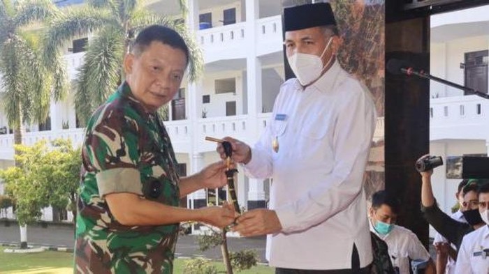 Mayjen Achmad Marzuki dengan Gubernur Aceh Nova Iriansyah