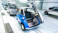 Mobil BMW Isetta 250 Export, mobil unik dengan pintu di depan.