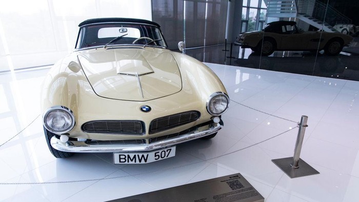 Mengintip Koleksi Museum BMW di Beijing BEIJING, CHINA - JULY 04: BMW 3.0 CSL car is on display at Zhengtong BMW Museum on July 4, 2022 in Beijing, China. (Photo by Hou Yu/China News Service via Getty Images)