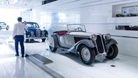 Mobil antik BMW 319/1 dan BMW 502 3.2, merupakan mobil yang super antik.