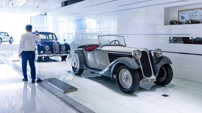 Mengintip Koleksi Museum BMW di Beijing BEIJING, CHINA - JULY 04: BMW 3.0 CSL car is on display at Zhengtong BMW Museum on July 4, 2022 in Beijing, China. (Photo by Hou Yu/China News Service via Getty Images)