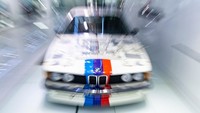 Mobil balap BMW 635 CSI. Masih klimis dan terawat.
