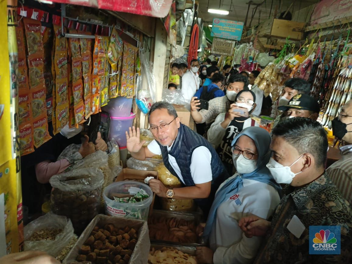 Menteri Perdagangan Zulkifli Hasan meninjau harga barang kebutuhan pokok dan titik penjualan Minyak Goreng Curah Rakyat di Pasar Ciracas, Selasa (5/7/2022). (CNBC Indonesia/ Ferry Sandi)