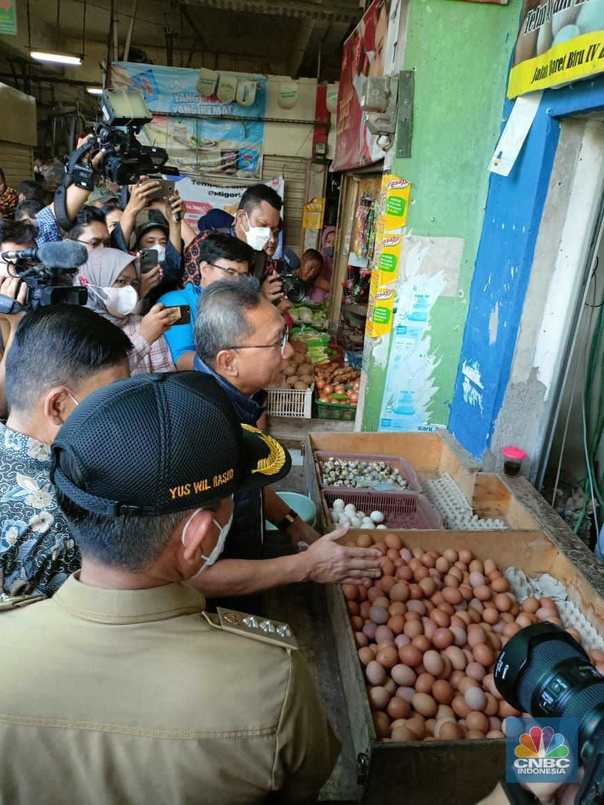 Menteri Perdagangan Zulkifli Hasan akan meninjau harga barang kebutuhan pokok dan titik penjualan Minyak Goreng Curah Rakyat di Pasar Ciracas, Selasa (5/7/2022). (CNBC Indonesia/ Ferry Sandi)