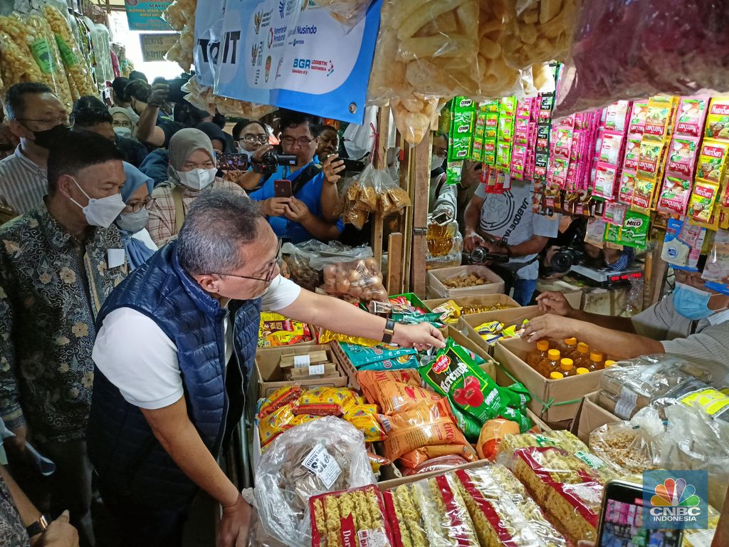 Menteri Perdagangan Zulkifli Hasan meninjau harga barang kebutuhan pokok di Pasar Ciracas, Selasa (5/7/2022). (CNBC Indonesia/ Ferry Sandi)