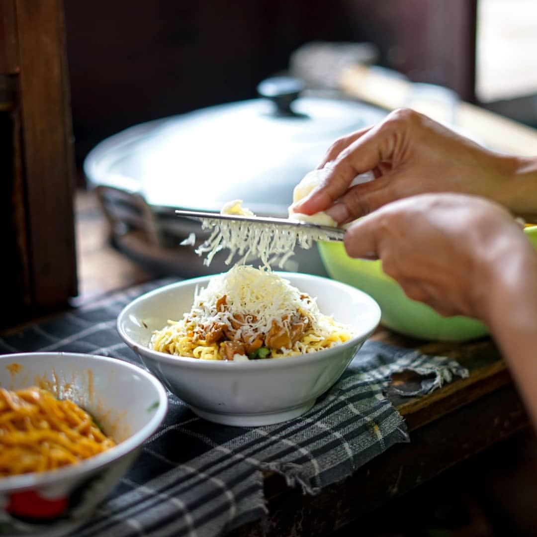 Mie ayam kekinian pakai keju mozarella