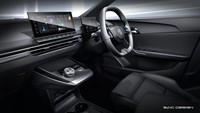 Menengok ke bagian interior, terdapat dashboard full digital, panel instrumen layar sentuh, pengisi daya nirkabel, kenop pengaturan, beberapa cup holder, serta desain setir modern dengan bagian atas dan bawah yang berbentuk rata. Foto: Dok. MG