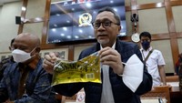 Setelah memaparkan mengenai terbosan terbaru minyak kita, Mendag Zulkifli Hasan juga menjelaskan bahwa dengan adanya minyak goreng rakyat kemasan ini dapat mempermudah masyarakat dalam mendapatkan stok serta mempermudah proses distribusi agar merata sampai ke Pelosok negeri.