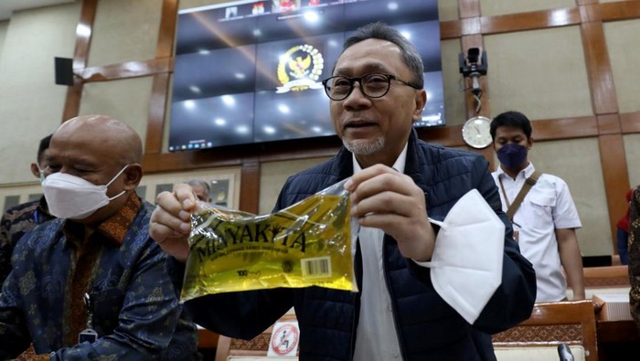 Menteri Perdagangan Zulkifli Hasan melakukan Rapat Kerja Perdana Kementerian Perdagangan bersama Komisi VI DPR RI dalam rangka membahas RUU tentang Pengesahan Regional Comprehensive Economic Partnership (RCEP) dan Indonesia Korea Comprehensive Economic Partnership Agreement (IK CEPA). Dalam agenda tersebut Mendag Zulkifli Hasan memaparkan hal yang berkaitan dengan rapat kerja tersebut, tidak lupa juga menjelaskan mengenai progres dari Minyak Goreng yang selama ini menjadi masalah di Masyarakat. Minyak goreng kemasan Minyakita.