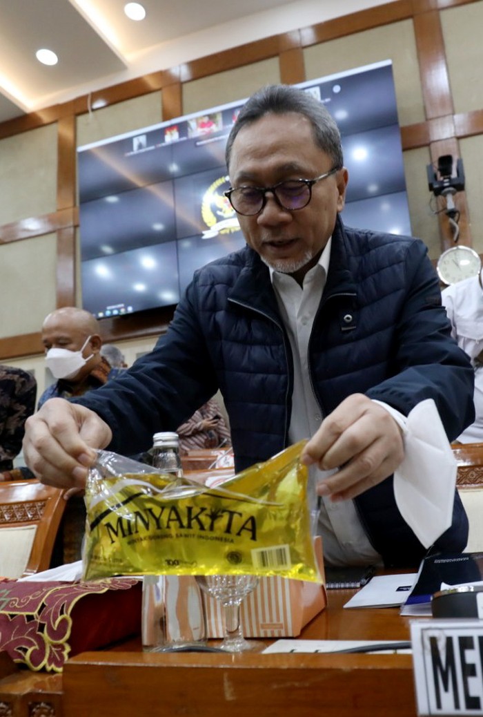Menteri Perdagangan Zulkifli Hasan melakukan Rapat Kerja Perdana Kementerian Perdagangan bersama Komisi VI DPR RI dalam rangka membahas RUU tentang Pengesahan Regional Comprehensive Economic Partnership (RCEP) dan Indonesia Korea Comprehensive Economic Partnership Agreement (IK CEPA). Dalam agenda tersebut Mendag Zulkifli Hasan memaparkan hal yang berkaitan dengan rapat kerja tersebut, tidak lupa juga menjelaskan mengenai progres dari Minyak Goreng yang selama ini menjadi masalah di Masyarakat. Minyak goreng kemasan Minyakita.