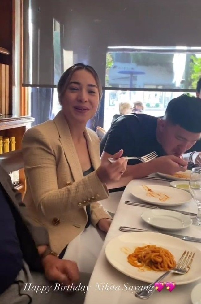 Dikelilingi dengan orang-orang tersayang di hari ulang tahunnya, Nikita Willy tampak begitu senang. Ekspresi bahagia pun tampak jelas di wajah sang aktris. Foto: Instagram.com/yorifitri