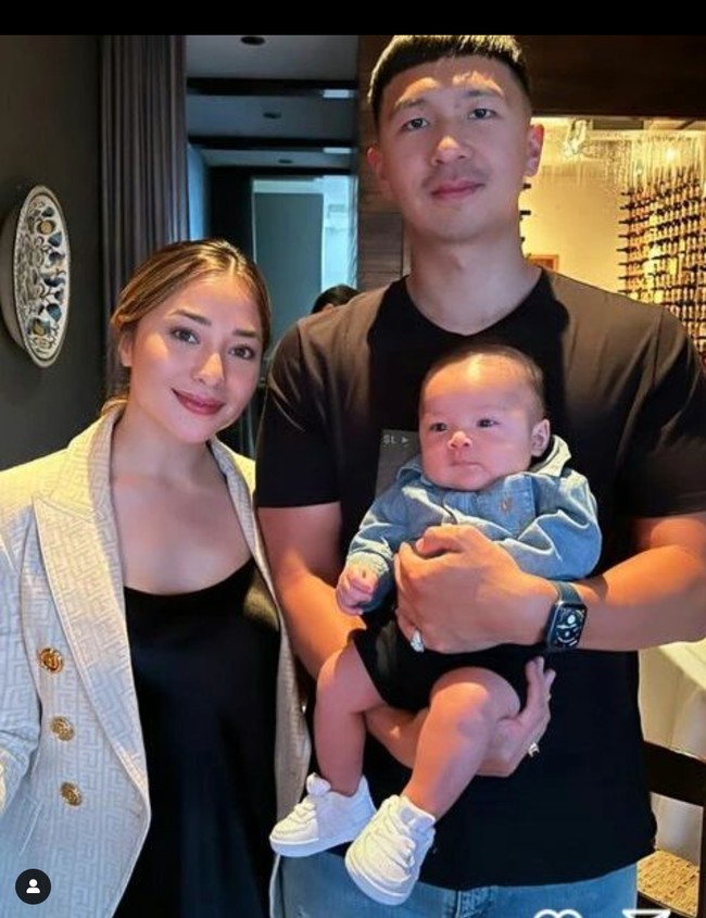 Tak ketinggalan, Nikita Willy juga mengajak serta sang anak, baby Izz. Baby Izz tampak begitu imut digendong oleh ayahnya, Indra Priawan. Foto: Instagram.com/ericomihardja