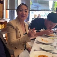 Dikelilingi dengan orang-orang tersayang di hari ulang tahunnya, Nikita Willy tampak begitu senang. Ekspresi bahagia pun tampak jelas di wajah sang aktris. Foto: Instagram.com/yorifitri