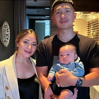 Tak ketinggalan, Nikita Willy juga mengajak serta sang anak, baby Izz. Baby Izz tampak begitu imut digendong oleh ayahnya, Indra Priawan. Foto: Instagram.com/ericomihardja