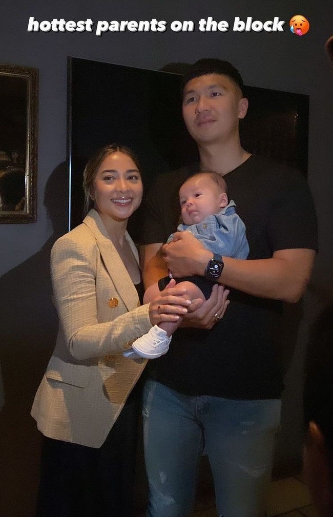 Yang tak kalah mencuri atensi di momen ultah Nikita Willy ialah sang anak, baby Izz yang terlihat semakin menggemaskan. Nikita dan keluarga kecilnya itu pun tampak berfoto bersama. Foto: Instagram.com/rakhadjo