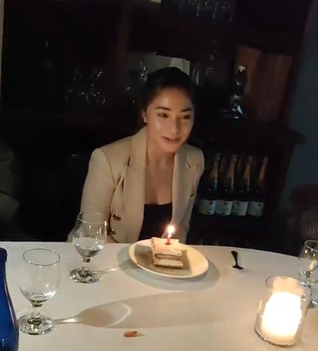 Di hari perayaan ulang tahunnya, Nikitaa Willy tampil cantik mengenakan blazer berwarna coklat yang dipadukan dengan dalaman berwarna hitam. Rambutnya tampak simpel dengan hanya diikat satu ke belakang. Foto: Instagram.com/yorifitri