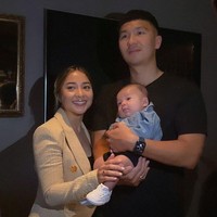 Yang tak kalah mencuri atensi di momen ultah Nikita Willy ialah sang anak, baby Izz yang terlihat semakin menggemaskan. Nikita dan keluarga kecilnya itu pun tampak berfoto bersama. Foto: Instagram.com/rakhadjo