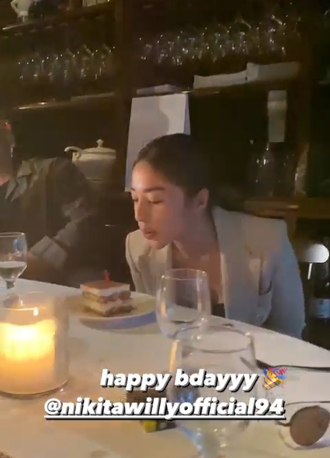 Sederhana namun berkesan, pelayan di restoran juga tampak menyajikan potongan kue ulang tahun yang sudah dilengkapi dengan lilin yang menyala. Setelah berdoa dan mengucapkan permohonan, Nikita pun meniup kue ulang tahun tersebut. Foto: Instagram.com/yorifitri