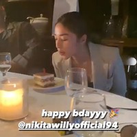 Sederhana namun berkesan, pelayan di restoran juga tampak menyajikan potongan kue ulang tahun yang sudah dilengkapi dengan lilin yang menyala. Setelah berdoa dan mengucapkan permohonan, Nikita pun meniup kue ulang tahun tersebut. Foto: Instagram.com/yorifitri