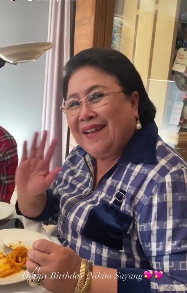 Ibu mertua Nikita Willy, Karlina Damiri, juga tampak hadir dan ikut makan-makan bersama. Kehadiran keluarga besar tentu membuat perayaan ulang tahun Nikita Willy semakin berkesan. Foto: Instagram.com/yorafebrina