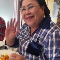 Ibu mertua Nikita Willy, Karlina Damiri, juga tampak hadir dan ikut makan-makan bersama. Kehadiran keluarga besar tentu membuat perayaan ulang tahun Nikita Willy semakin berkesan. Foto: Instagram.com/yorafebrina