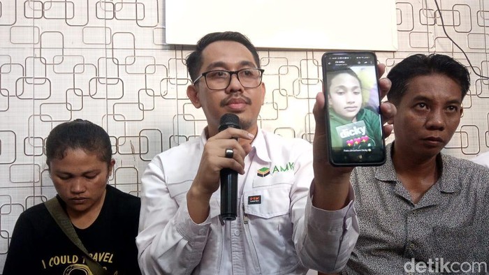 Nur Fajri saat menunjukkan foto bocah tewas dianiaya di atas kapal di Makassar yang disebut melibatkan oknum Kalapas (detikSulsel/Muh Ishak Agus).