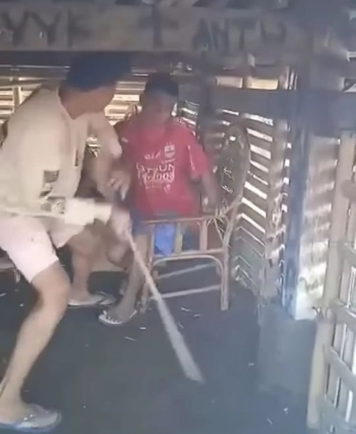 Tangkapan layar video viral pemuda pukuli ODGJ di Sumbawa Besar