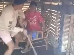 Gempar, Video Pemuda di Sumbawa Pukuli ODGJ Pakai Kayu
