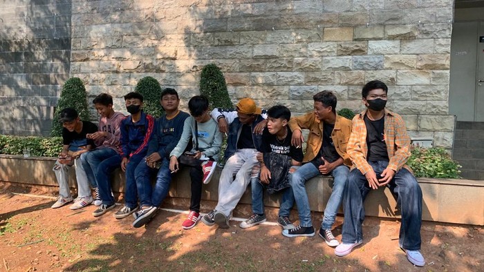 Para remaja sedang nongkrong di kawasan Dukuh Atas (Rakha-detikcom)