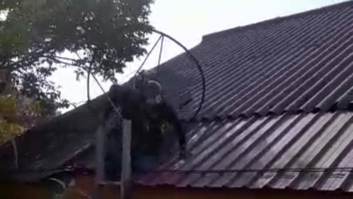 Paramotor yang nyangkut di atap SMA Negeri 2 Kota Batu