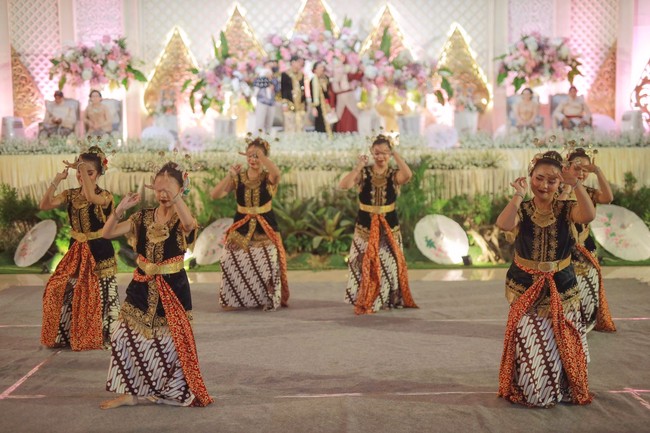 Metaverse adalah kombinasi dari beberapa elemen teknologi, termasuk virtual reality, augmented reality (AR), dan video. Kombinasi tiga teknologi tersebut memungkinkan penggunanya berada di dalam dunia digital bernama metaverse. Metaverse bisa berupa konser, konferensi hingga perjlanan virtual keliling dunia. Metaverse disebut tak memiliki batas di semua bidang seperti bisnis, ekonomi, pendidikan, IT dan dunia hiburan. Foto: Dok. pribadi Daniel Oscar.