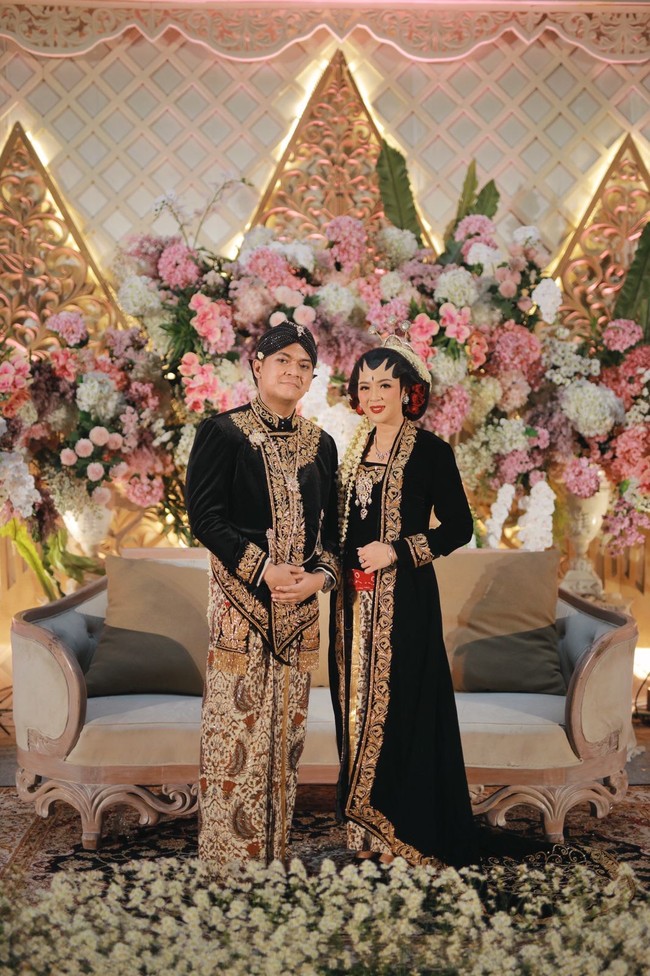 Pasangan ini menjadi sorotan karena menggelar pesta pernikahan metaverse bagi tamu undangan yang tidak bisa hadir secara langsung. Acara pernikahan metaverse yang viral ini diadakan di Yogyakarta. Ialah Daniel Oscar Baskoro dan Erlinda Aji Ayuningrum yang baru saja mengadakan pernikahan metaverse. Momen pernikahan metaverse mereka viral di Twitter karena unik dan belum pernah dilakukan pasangan lainnya di Indonesia. Foto: Dok. pribadi Daniel Oscar.