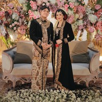 Pasangan ini menjadi sorotan karena menggelar pesta pernikahan metaverse bagi tamu undangan yang tidak bisa hadir secara langsung. Acara pernikahan metaverse yang viral ini diadakan di Yogyakarta. Ialah Daniel Oscar Baskoro dan Erlinda Aji Ayuningrum yang baru saja mengadakan pernikahan metaverse. Momen pernikahan metaverse mereka viral di Twitter karena unik dan belum pernah dilakukan pasangan lainnya di Indonesia. Foto: Dok. pribadi Daniel Oscar.