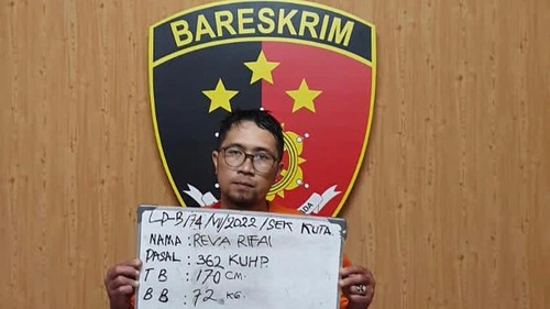 Pelaku pencurian di lemari penyimpanan barang atau loker pegawai Indomaret di Jalan Raya Kuta Nomor 21, Kecamatan Kuta, Kabupaten Badung, Bali, Sabtu (2/7/2022).