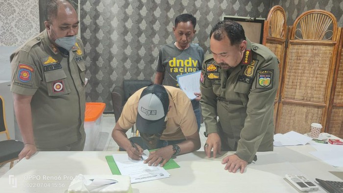 Pemobil buang sampah dari kendaraan didenda Rp 1 juta (Dok. Istimewa).