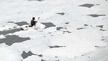 Selain air yang tercemar, Sungai Yamuna juga memiliki masalah serius untuk urusan sampah plastik. Di Agra, Sungai Yamuna terdampak polusi plastik yang parah. Setelah pelarangan penggunaan plastik sekali pakai pada tahun 2017, penggunaan plastik masih merajalela, hal ini terlihat dari produksi plastik. Menurut catatan, Delhi memproduksi 2.51.674 ton plastik setiap tahun dan 50% di antaranya adalah plastik sekali pakai. Foto: AFP via Getty Images/SAJJAD HUSSAIN