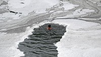 Buih putih tersebut merupakan campuran limbah beracun dari industri yang berada di kawasan sungai tersebut. Dikutip dari BBC, busa yang menyengat itu mengandung amonia dan fosfat tingkat tinggi dan dapat menyebabkan masalah pernapasan dan kulit.