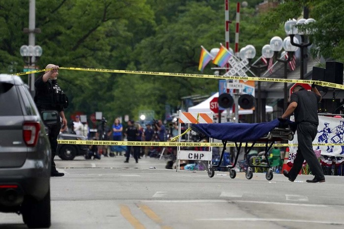 Insiden penembakan terjadi saat Parade Hari Kemerdekaan Amerika Serikat di negara bagian Illinois. Sebanyak 6 orang dilaporkan tewas akibat penembakan tersebut.