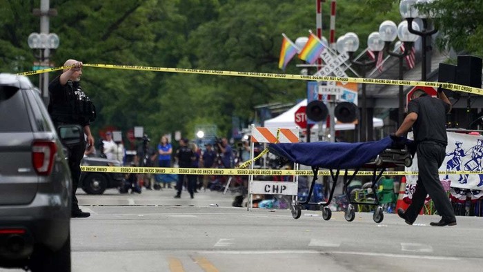 Penembakan Saat Parade Hari Kemerdekaan AS di Illinois Insiden penembakan terjadi saat Parade Hari Kemerdekaan Amerika Serikat di negara bagian Illinois. Sebanyak 6 orang dilaporkan tewas akibat penembakan tersebut.