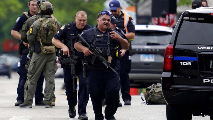 Penembakan Saat Parade Hari Kemerdekaan AS di Illinois Insiden penembakan terjadi saat Parade Hari Kemerdekaan Amerika Serikat di negara bagian Illinois. Sebanyak 6 orang dilaporkan tewas akibat penembakan tersebut.