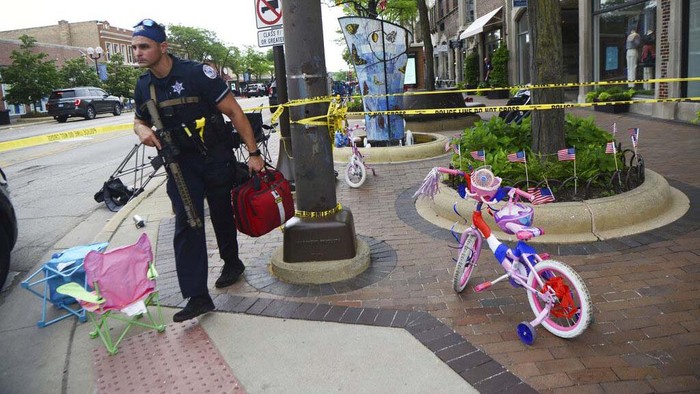 Penembakan Saat Parade Hari Kemerdekaan AS di Illinois Insiden penembakan terjadi saat Parade Hari Kemerdekaan Amerika Serikat di negara bagian Illinois. Sebanyak 6 orang dilaporkan tewas akibat penembakan tersebut.