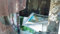 Pantauan detikJabar di lokasi, sejumlah warga setempat tengah membersihan area rumah tersebut. Pasalnya rumah tersebut telah lama tak dibersihkan sehingga rumput yang berada dirumah tersebut terlihat tidak terurus. 