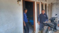 Ketua RW setempat, Ahmad hidayat (60) mengatakan hal tersebut berawal saat adik T akan mengecek rumah tersebut. Namun kondisi rumahnya terkunci, sehingga meminta bantuan RW.Adiknya dari Bekasi ingin mengecek ke lokasi (rumah) pada kemarin pukul 14.00 WIB. Tapi rumahnya terkunci. Lalu adiknya minta izin ke saya. Pas di dobrak pakai linggis, pintu langsung terbuka, ujar Ahmad kepada detikJabar, Selasa (5/7/2022).