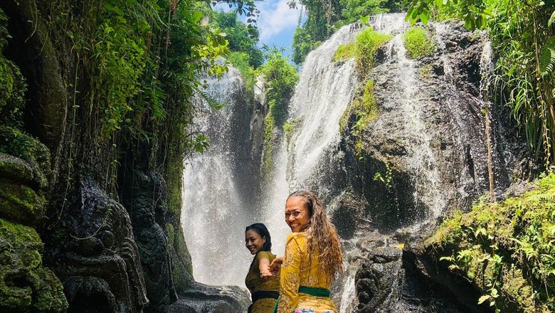 Pengunjung air terjun di Taman Beji Griya Waterfall, Jalan Mawar, Punggul, Kecamatan Abiansemal, Kabupaten Badung, Bali, Selasa (5/7/2022).